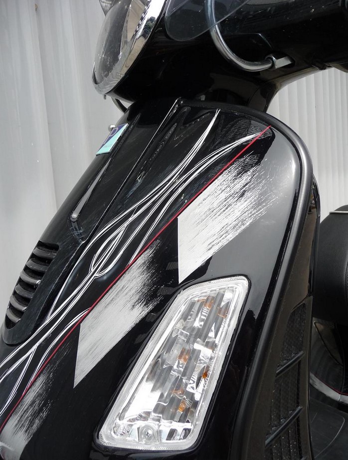Monoschlitzrohr Beinschild, links und rechts für Vespa GTS/​GTS Super/​GTV/​GT (- '19), schwarz matt