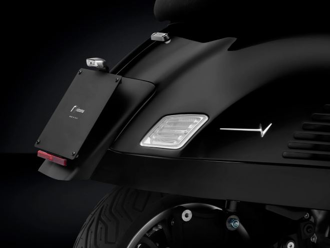 Nummernschildhalter Rücklicht RIZOMA für Vespa GTS/​GTS Super/GTV 125-300ccm (`23-), schwarz
