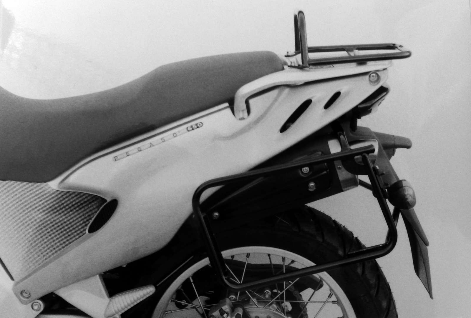 Seitenkofferträger festverschraubt schwarz für Aprilia Pegaso 650/Garda (97-04) Hepco & Becker