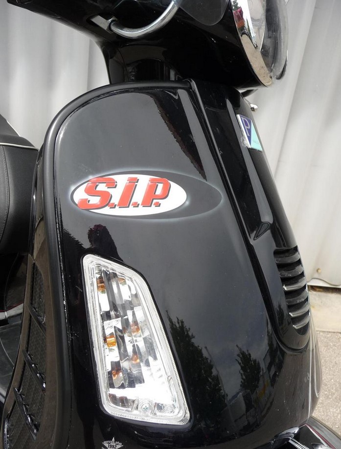 Monoschlitzrohr Beinschild, links und rechts für Vespa GTS/​GTS Super/​GTV/​GT (- '19), schwarz matt