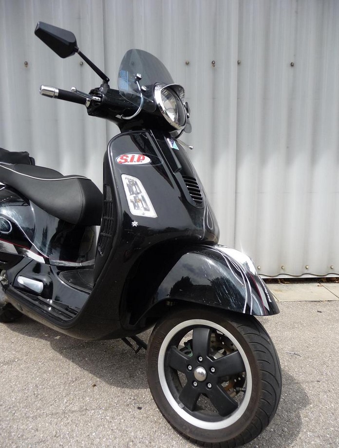 Monoschlitzrohr Beinschild, links und rechts für Vespa GTS/​GTS Super/​GTV/​GT (- '19), schwarz matt