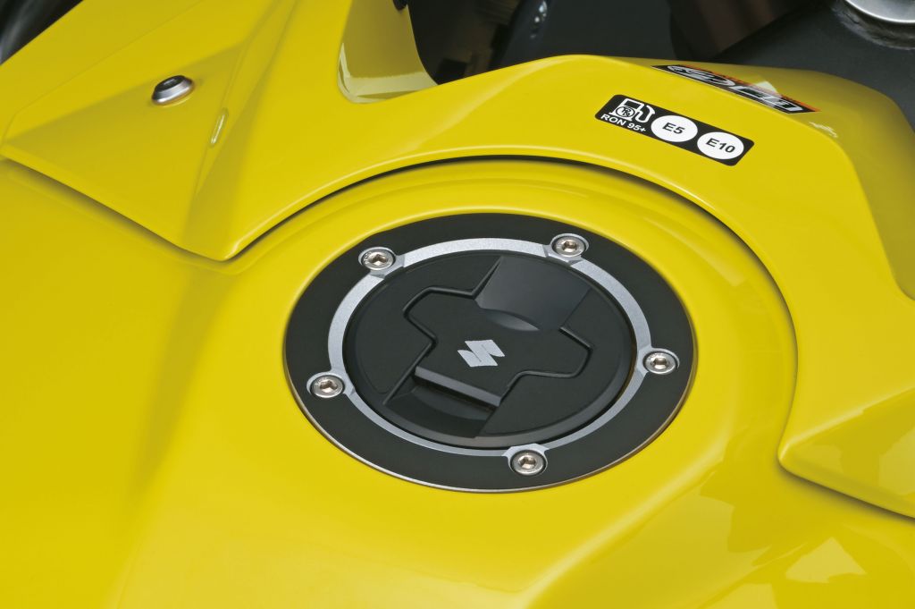 Tankdeckelschutz (schwarz) Suzuki GSX-8S/8R / VStrom 800 2023- Original Zubehör