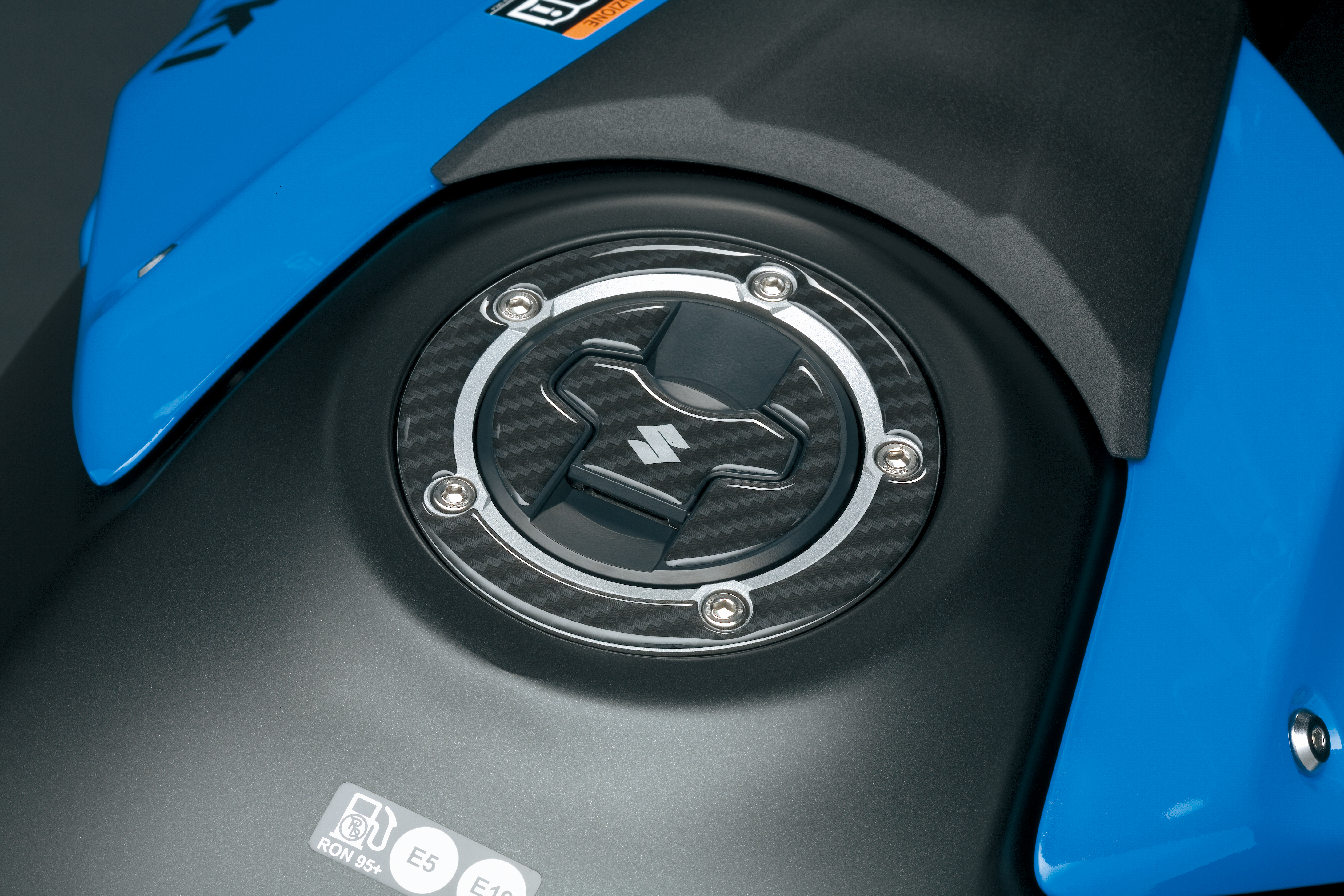 Tankdeckelschutz (carbon) Suzuki GSX-8S/8R / V-Stom 800 2023- Original Zubehör