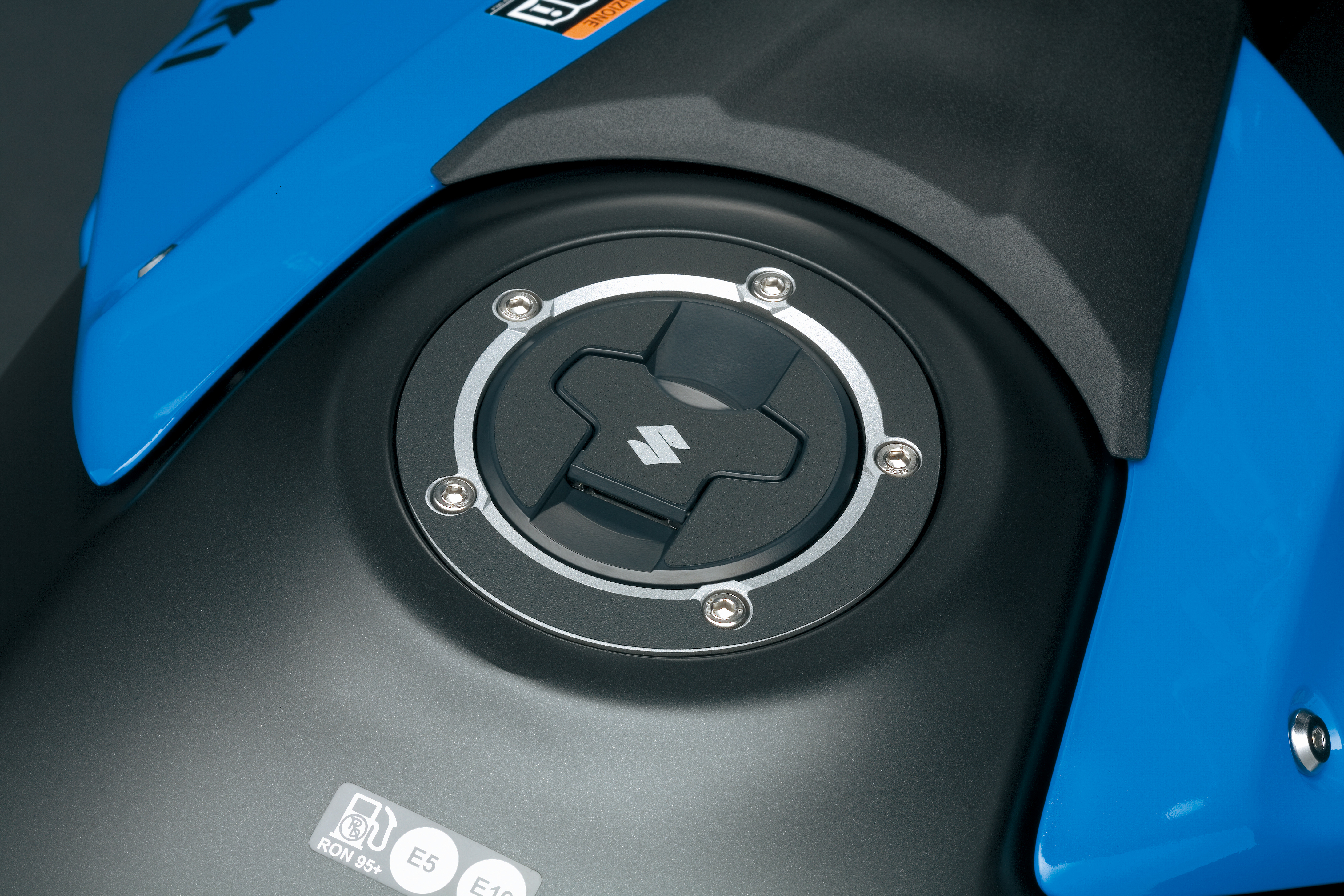 Tankdeckelschutz (schwarz) Suzuki GSX-8S/8R / VStrom 800 2023- Original Zubehör