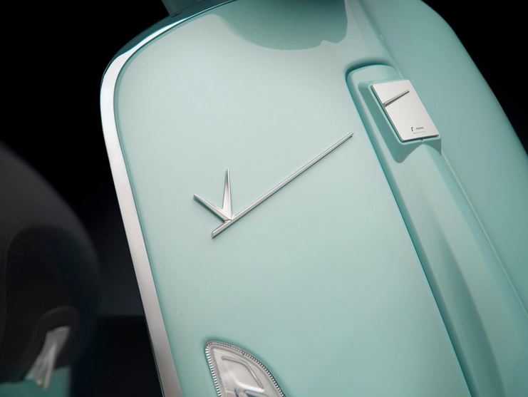Schriftzug RIZOMA Beinschild für Vespa, silber