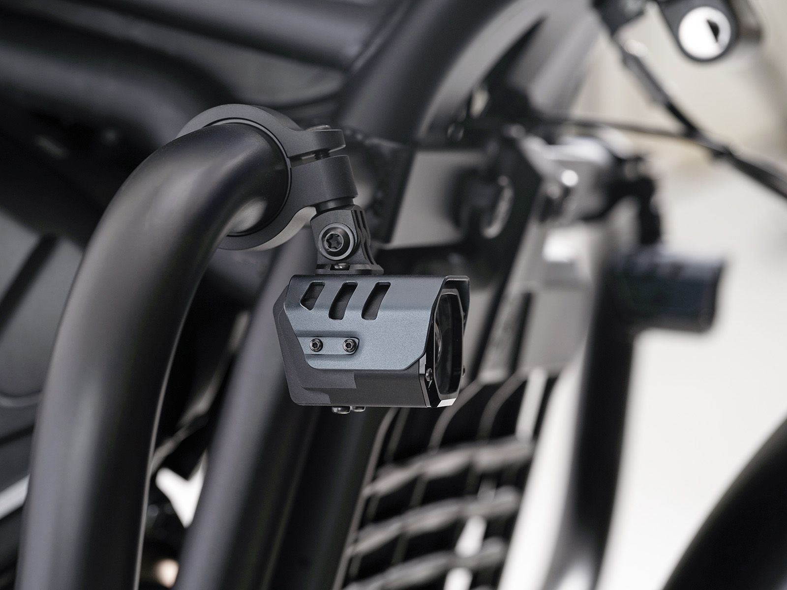 LED Zusatzscheinwerfer Nova inkl. Universalbefestigung für Röhre Ø25-32mm Hepco & Becker