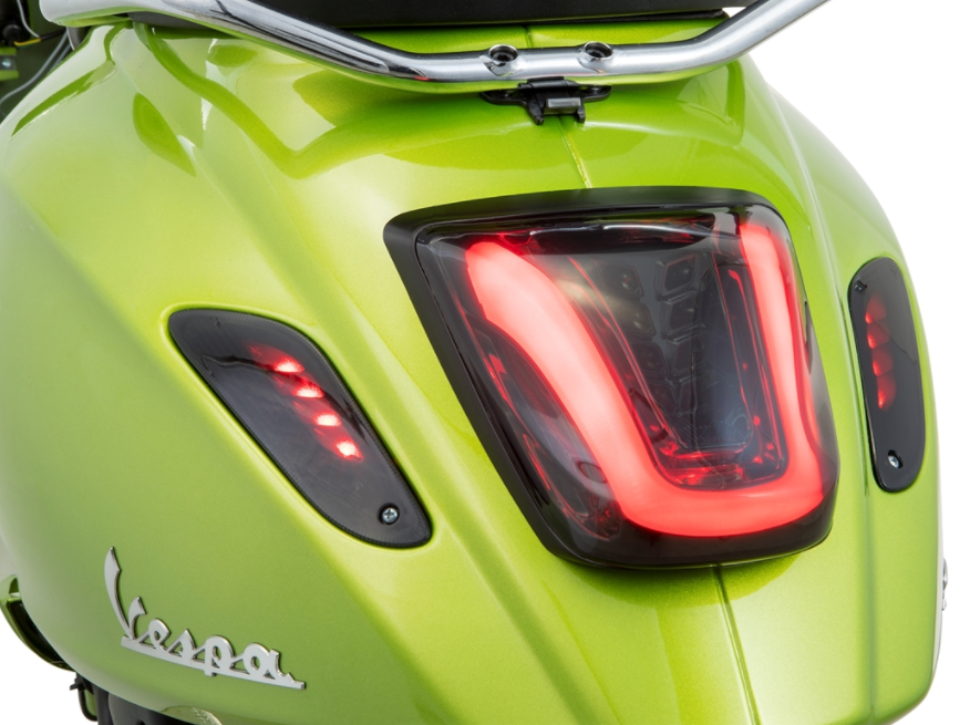 Rücklicht MK II getönt für Vespa Primavera/​Sprint 50-150ccm, Rand - schwarz glänzend