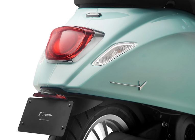 Schriftzug RIZOMA Seitenhaube für Vespa Primavera/​Sprint/​Elettrica, silber