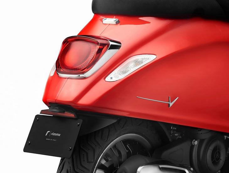 Schriftzug RIZOMA Seitenhaube für Vespa Primavera/​Sprint/​Elettrica, silber