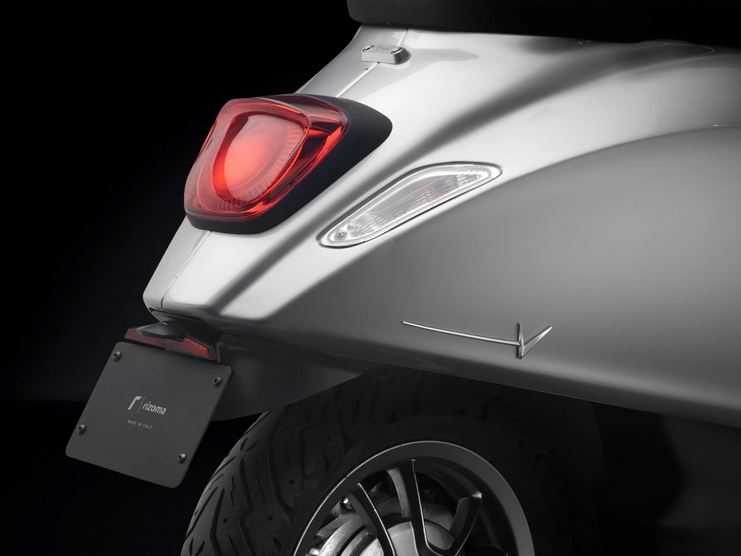 Schriftzug RIZOMA Seitenhaube für Vespa Primavera/​Sprint/​Elettrica, silber
